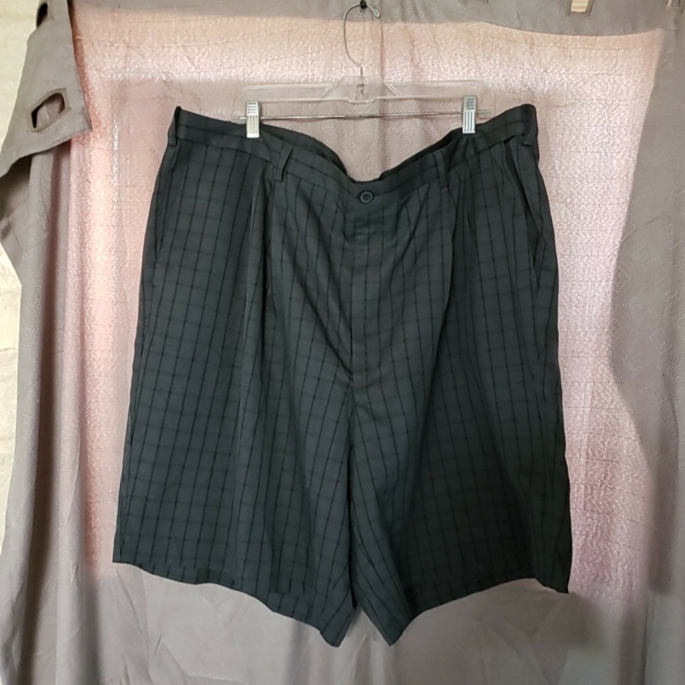 Haggar Shorts Mens 48 Gray Microfiber Check Pleated Bermuda 10 Inseam Casual